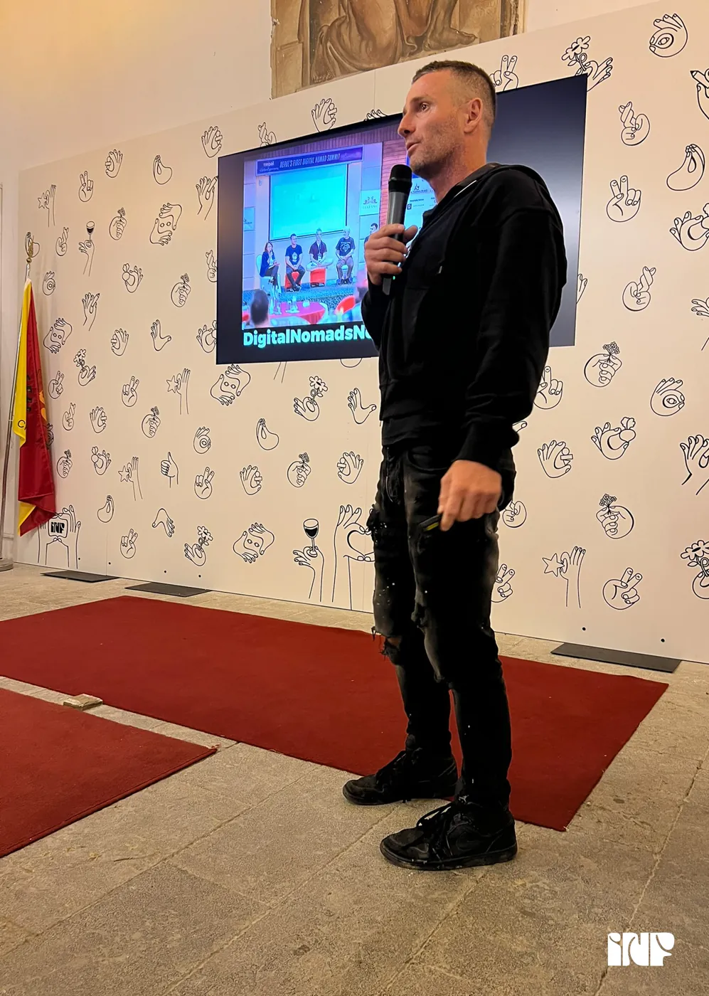 Danny speaking with a microphone at Italia Nomadfest in Palermo